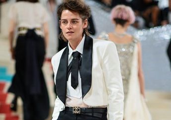 Kristen Stewart di Met Gala 2023 Tampil Boyish dengan Rambut Choppy