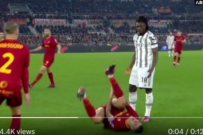 Pemain Juventus, Moise Kean (kanan), dapat kartu merah hanya 40 detik setelah masuk sebagai pengganti di laga Liga Italia melawan AS Roma (5/3/2023).