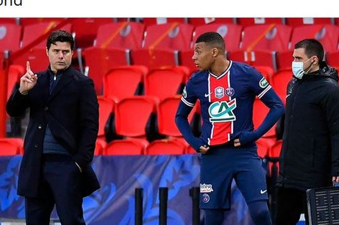 Pelatih Paris Saint-Germain, Mauricio Pochettino, memberikan instruksi kepada Kylian Mbappe.