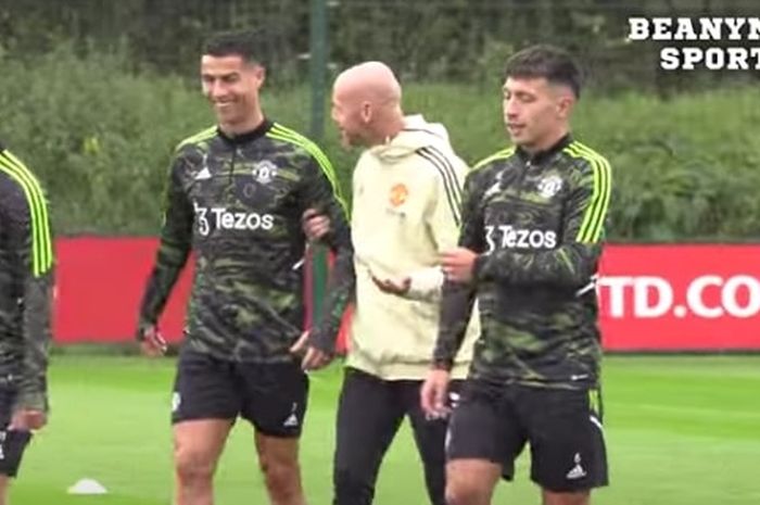 Momen Erik ten Hag bercanda sambil merangkul Cristiano Ronaldo dalam sesi latihan Manchester United.