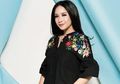 Santai Duduk di Sofa Pakai Baju Seharga Motor, Blouse Nagita Slavina Curi Perhatian Hingga Ditaksir Netizen