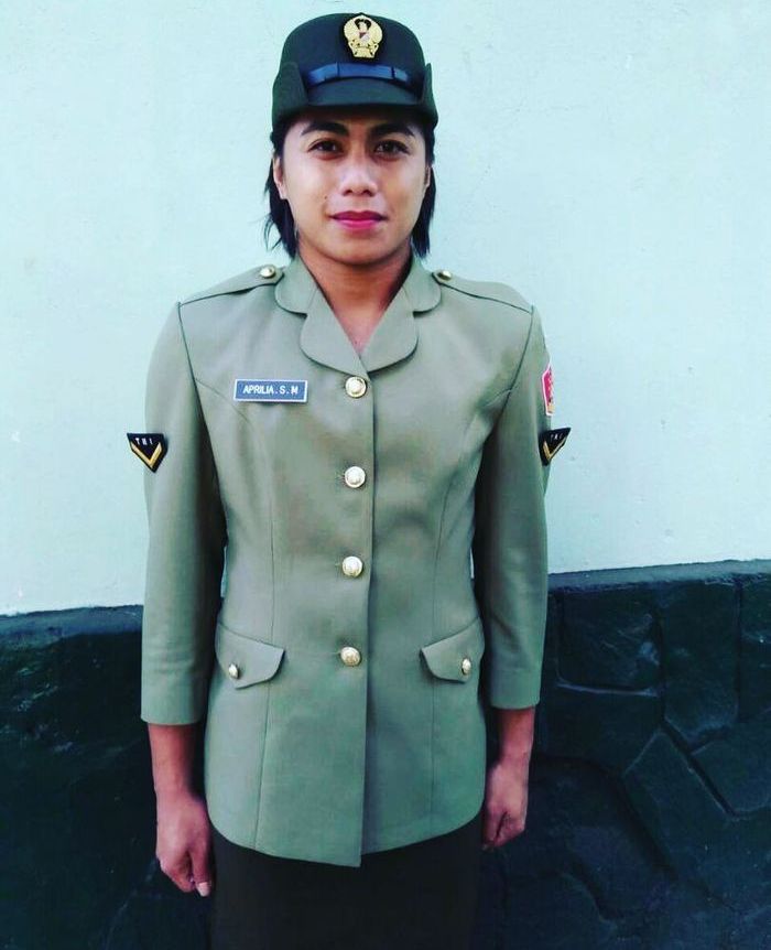 Aprilia Manganang dengan seragam Kowad