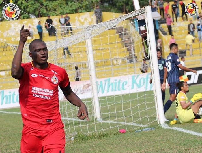 Striker Semen Padang, Karl Max Berthelemy, merayakan dua gol yang dicetaknya ke gawang Persela Lamongan pada pekan ke-16 Liga 1 2019.