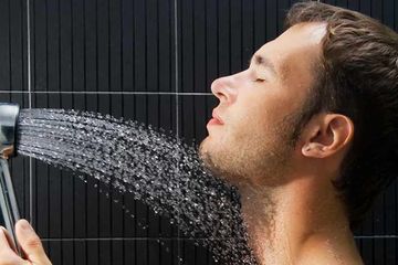 Jarang mandi dapat menyebabkan panu sering muncul di tubuh.