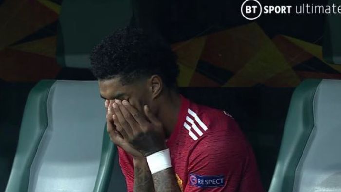 Striker Manchester United, Marcus Rashford, menangis usai timnya dikalahkan Villarreal dalam laga final Liga Europa di Stadion Gdansk, Rabu (26/5/2021).