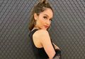 Seksinya Gaya Cinta Laura dalam Balutan Jaket Melorot dan Celana Pendek Ketat Saat di Bandara