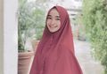 Tampil Santun dan Manis Pakai 5 Hijab Merah Maroon ala Bella Almira