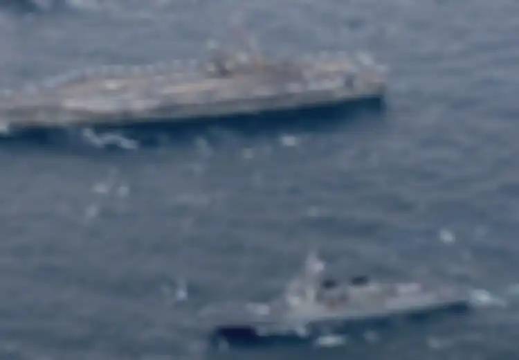 Rekaman Mencengangkan, Angkatan Laut Amerika Tunjukkan Ketegangan Saat Kapal Perang Iran Dekati Kapal Perang Amerika di Laut Arab