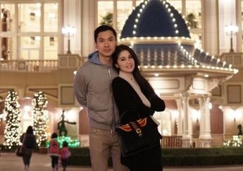 Trending di Media Sosial Usai Berani Kuliti Sifat Asli Suami, Penampilan Sandra Dewi Kenakan Pakaian Serba Putih Juga Sempat Jadi Sorotan Netizen hingga Disamakan Dengan Artis Korea