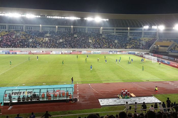 Suasana pertandingan PSIS Semarang Vs PSS Sleman dalam laga grup A Piala Presiden 2022 di Stadion Manahan, Jumat (24/6/2022).