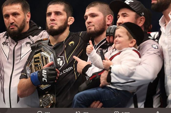 Petarung asal Rusia, Islam Makhachev mendapat bantuan dari Khabib Nurmagomedov saat merebut gelar juara kelas ringan di UFC 280 dengan mengalahkan Charles Oliveira.