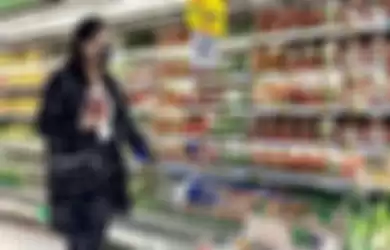 Mona Ratuliu belanja di supermarket