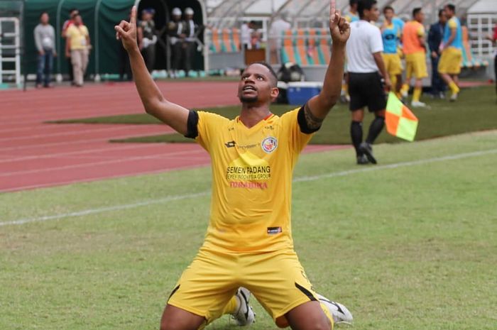 Striker Semen Padang, Vanderlei   Francisco merayakan gol yang dicetaknya ke gawang Tira-Persikabo, di Stadion Pakansari, Kabupaten Bogor, Jumat (27/9/2019).