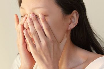Ternyata Mengatasi Flu dan Hidung Tersumbat Bisa Dengan Titik Pijatan di Tangan, Begini Caranya!