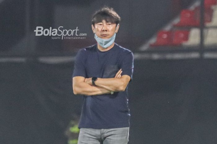 Pelatih timnas Indonesia, Shin Tae-yong, sedang memantau para pemainnya  di Stadion Kapten I Wayan Dipta, Gianyar, Bali, 27 Januari 2022.