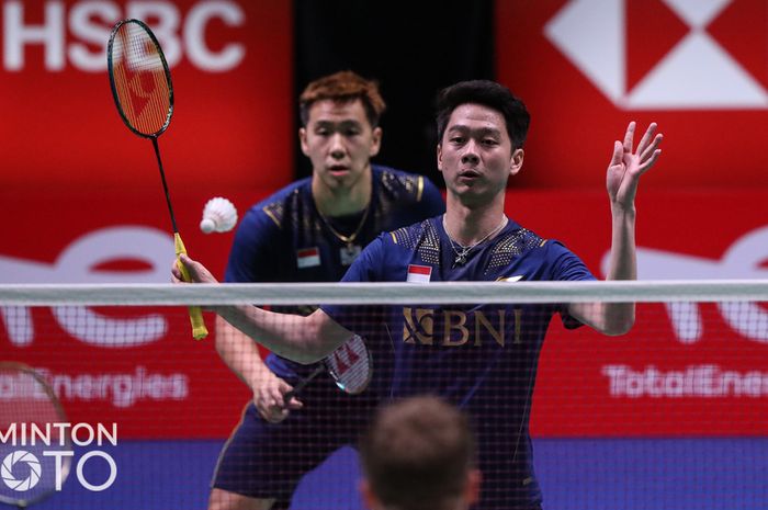 Pasangan ganda putra Indonesia, Marcus Fernaldi Gideon/Kevin Sanjaya Sukamuljo, pada partai pertama laga terakhir Grup C Sudirman Cup 2021 melawan Denmark di Energia Areena, Vantaa, Finlandia, Rabu (29/9/2021).