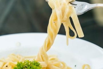 Makan berbahan krim keju dan susu yang bisa membuat alat makan jadi sumber penyakit.
