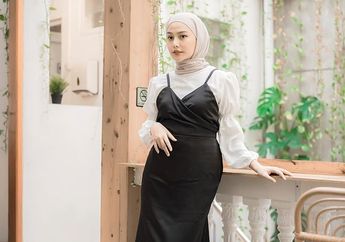5 Cara Pakai Sleeveless Dress untuk Outfit Hijab Modis. Tetap Santun!
