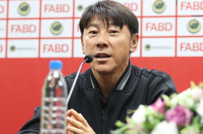 Pelatih timnas Indonesia, Shin Tae-yong, saat memberikan keterangan kepada media jelang duel leg kedua melawan Brunei Darussalam, Senin (16/10/2023).