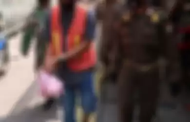 Pelanggar PSBB di Tanah Abang, Jakarta ini diminta mengenakan rompi oranye oleh petugas. 