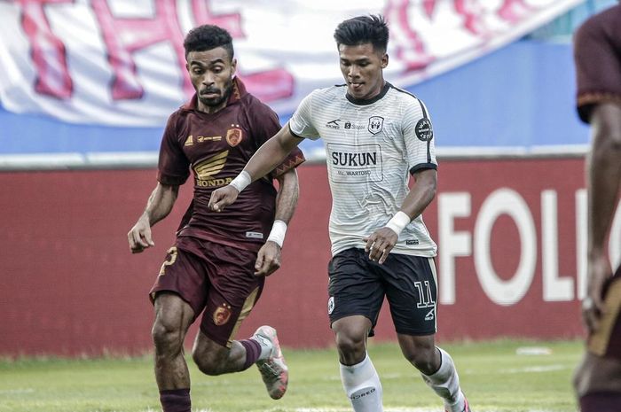 Aksi Yance Syuri melawan Abdul Rohman dalam laga PSM Makassar Vs RANS Nusantara FC di Stadion Batakan, Balikpapan, Selasa (30/4/2024).