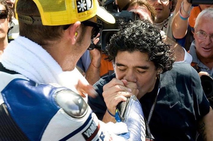 Momen pertemuan Diego Maradona dengan Valentino Rossi di Sirkuit Misano, San Marino, tahun 2008.