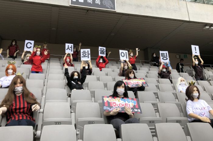 Seoul FC memasang puluhan mankein  yang diduga boneka seks untuk menggantikan penonton yang tak bisa hadir karena virus corona, pada Minggu (17/5/2020) saat laga melawan Gwangjun FC di Seoul World Cup Stadium.