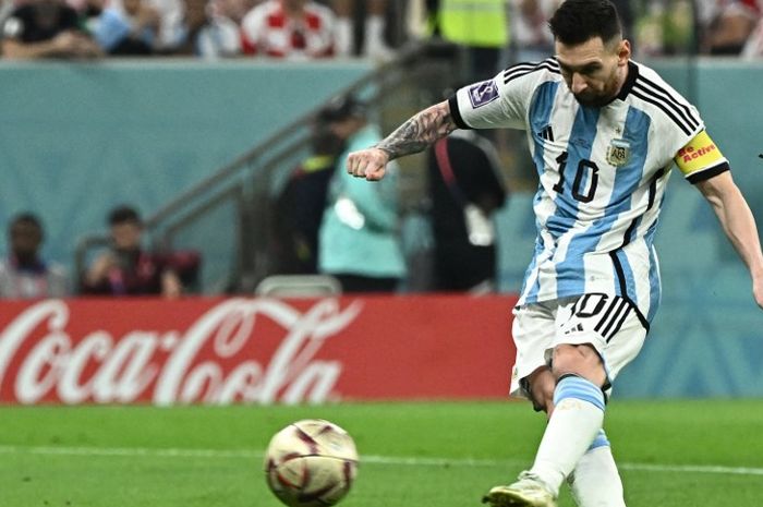 Lionel Messi cetak gol penalti dalam duel semifinal Piala Dunia 2022 antara timnas Argentina vs Kroasia di Stadion Lusail (13/12/2022).