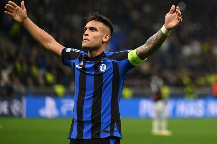 Striker Inter Milan, Lautaro Martinez merayakan gol ke gawang AC Milan dalam leg 2 babak semifinal Liga Champions 2022-2023 di Stadion Giuseppe Meazza, Selasa (16/5/2023).