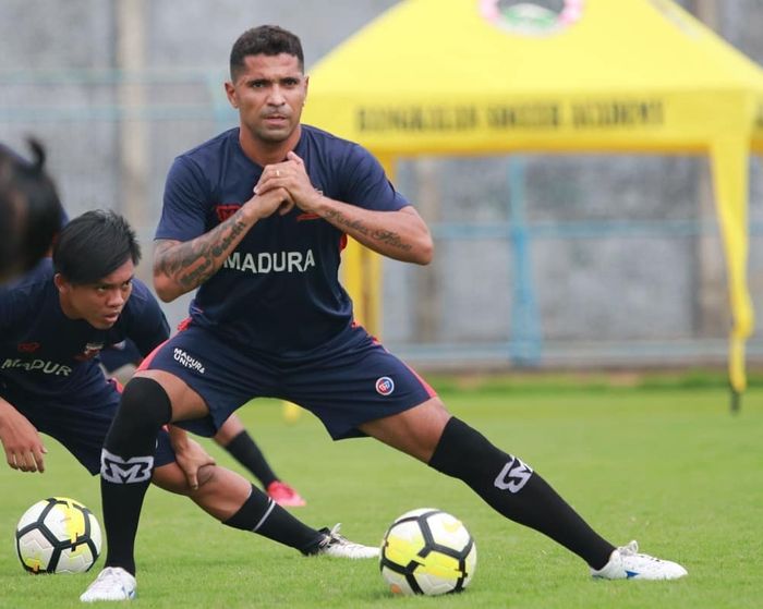 Alberto Goncalves menjalani latihan bersama Madura United