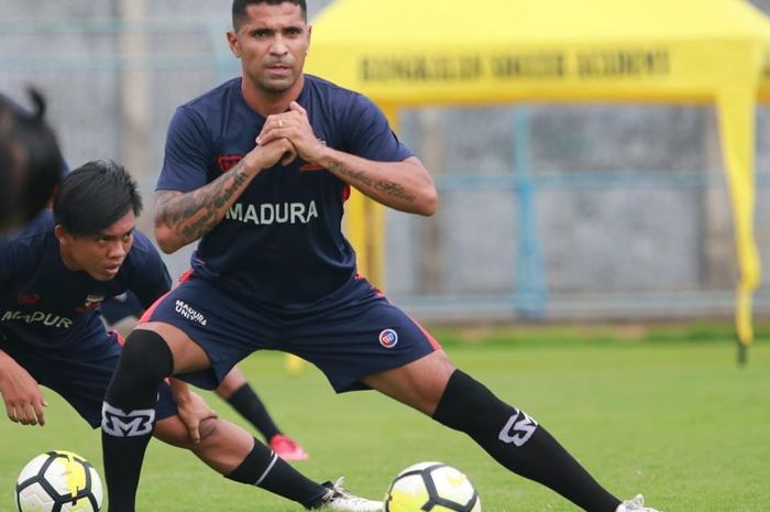 Alberto Goncalves menjalani latihan bersama Madura United