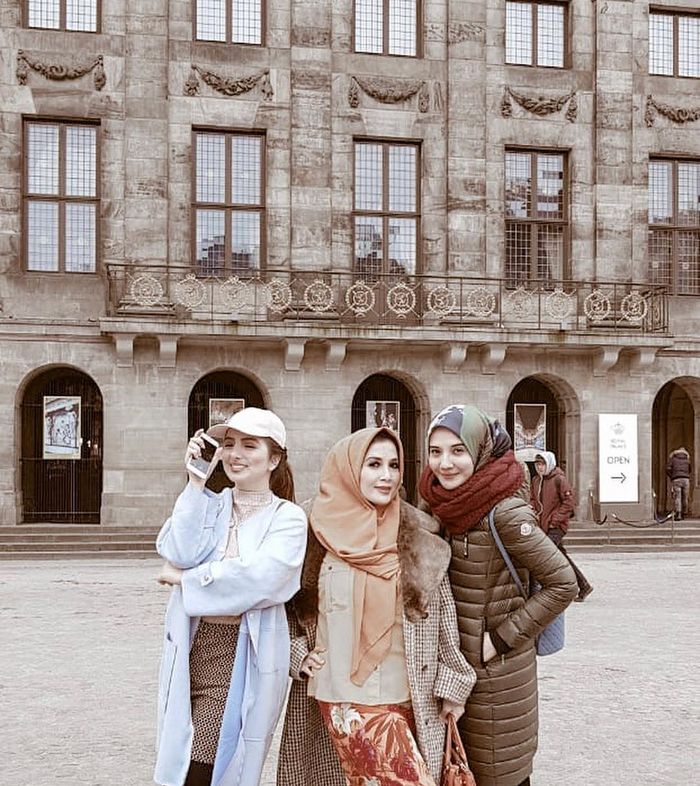 Penampilan Zaskia Sungkar saat liburan bersama sepupunya Sarah di Amsterdam