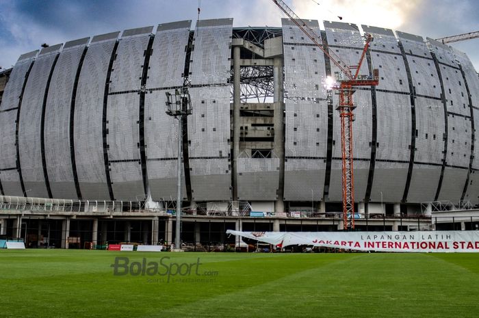 Potret pembangunan Jakarta Internasional Stadium (JIS)  yang berletak di Papanggo, Jakarta Utara, 7 Desember 2021.