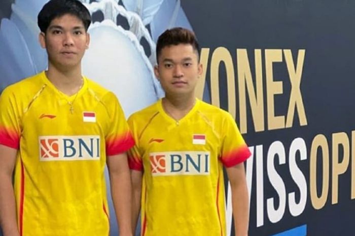 Pasangan ganda putra Indonesia, Leo Rolly Carnando (kanan)/Daniel Marthin (kiri), saat tampil di Swiss Open 2021.