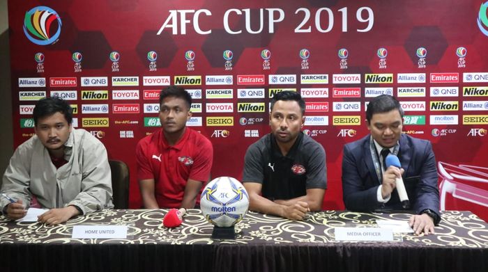 Pemain dan pelatih caretaker Home United, Izzdin Shafiq serta Nor Rahman dalam jumpa pers di Hotel Lor-in, Bogor, Senin (29/4/2019).