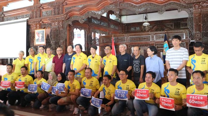 Legenda bulu tangkis Indonesia bersama para pacer di pembukaan Tiket.com, Kudus Relay Marathon 2019, Sabtu (24/8/2019).