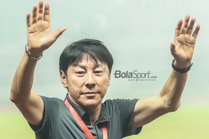 Pelatih timnas U-19 Indonesia, Shin Tae-yong, nampak memberikan salam kepada fan di Stadion Patriot Candrabhaga, Bekasi, Jawa Barat, 10 Juli 2022.