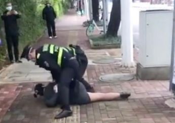 Seperti Kriminal yang Melakukan Kejahatan Dibekuk, Beginilah Cara Polisi China Menertipkan Warga Terkait Virus Corona, Ternyata Ini Kesalahan Wanita Tersebut