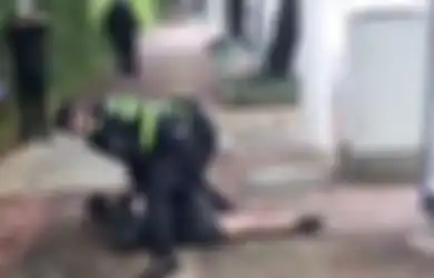 Dibekuk Bak Penjahat Kriminal, Beginilah Polisi di China Mengamankan Pasien Virus Corona yang Menolak Menggunakan Masker