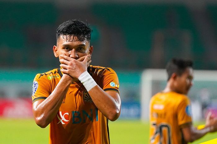 Selebrasi Dendy Sulistyawan usai mencetak gol untuk Bhayangkara FC ke gawang RANS Nusantara FC pada pekan ke-32 Liga 1 2022/2023.