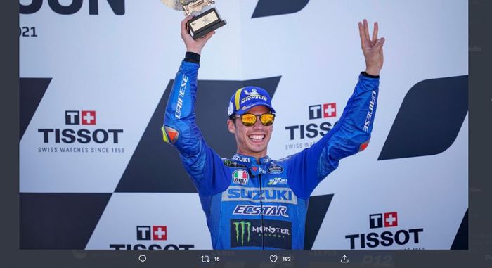 Pembalap Suzuki Ecstar, Joan Mir, saat merayakan kesuksesan mendapat podium ketiga pada MotoGP Aragon 2021 di Sirkuit MotorLand, Teruel, Spanyol, Minggu (12/9/2021).