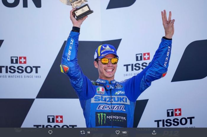 Pembalap Suzuki Ecstar, Joan Mir, saat merayakan kesuksesan mendapat podium ketiga pada MotoGP Aragon 2021 di Sirkuit MotorLand, Teruel, Spanyol, Minggu (12/9/2021).