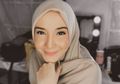 Tanpa Alas Kaki, Zaskia Sungkar Tampil Santun dengan Rok Plisket dan Hijab Syar'i yang Anggun