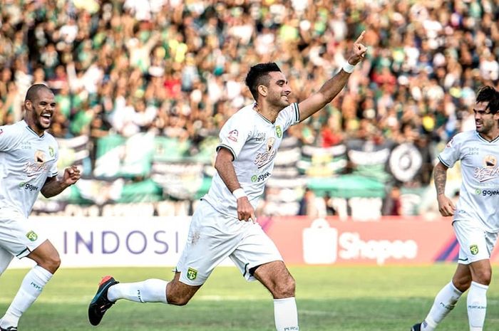 Bek Persebaya Surabaya, Otavio Dutra, merayakan gol yang dicetaknya ke gawang PSIS Semarang pada pekan ke-19 Liga 1 2019.