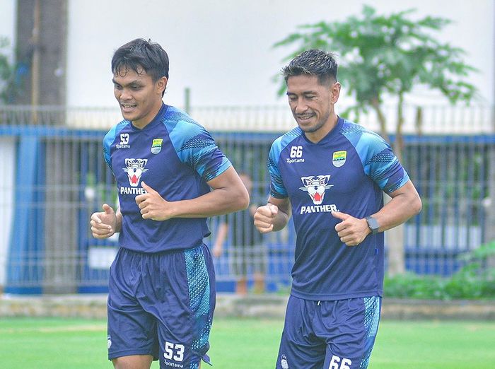 Pemain Persib Bandung, Daisuke Sato (kanan) dan Rachmat Irianto (kiri) kembali jalani latihan rutin usai kembali dari agenda Kualifikasi Piala Dunia 2026.