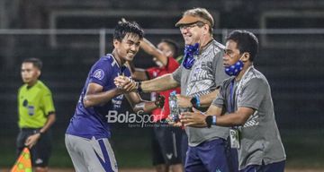 Pelatih Persib Bandung, Robert Rene Alberts (tengah) nampak menyambut selebrasi dari Kakang Rudianto (kiri) yang mampu menciptakan satu gol dalam laga pekan ke-21 Liga 1 2021 di Stadion Gelora Ngurah Rai, Bali, 29 Januari 2022.