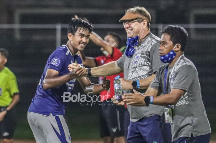 Pelatih Persib Bandung, Robert Rene Alberts (tengah) nampak menyambut selebrasi dari Kakang Rudianto (kiri) yang mampu menciptakan satu gol dalam laga pekan ke-21 Liga 1 2021 di Stadion Gelora Ngurah Rai, Bali, 29 Januari 2022.