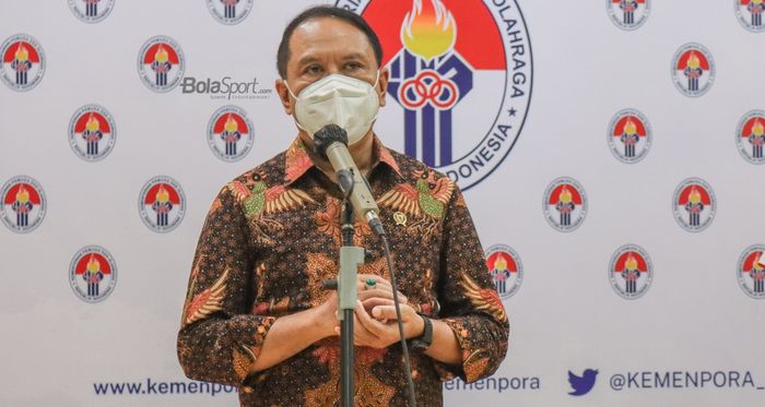 Menteri Pemuda dan Olahraga Republik Indonesia (Menpora RI), Zainudin Amali, nampak sedang memberikan keterangan kepada awak media dalam jumpa persnya di Kemenpora, Jakarta, 22 Oktober 2021.