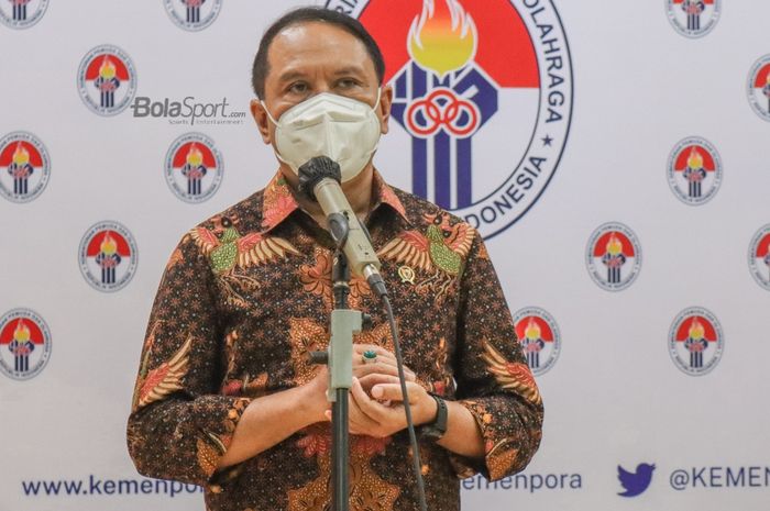 Menteri Pemuda dan Olahraga Republik Indonesia (Menpora RI), Zainudin Amali, nampak sedang memberikan keterangan kepada awak media dalam jumpa persnya di Kemenpora, Jakarta, 22 Oktober 2021.
