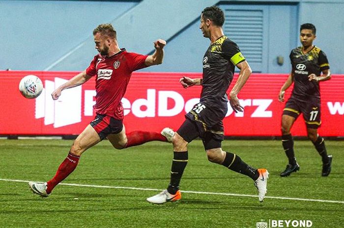 Aksi striker Bali United, Melvin Platje, saat hendak mencetak gol keduanya ke gawang Tampines Rovers pada Kualifikasi Liga Champions Asia 2020